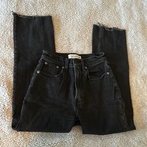 Abercrombie and Fitch black Ankle Straight Ultra High Wise pants, 23/000